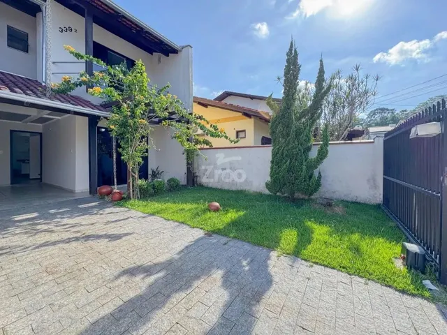Imagem: A casa possui 3 Dormitórios, 2 Banheiros, 2 Vagas na