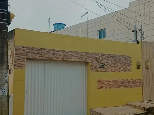 Imagem: A casa possui 3 Dormitórios, 1 Banheiro, 1 Vaga na