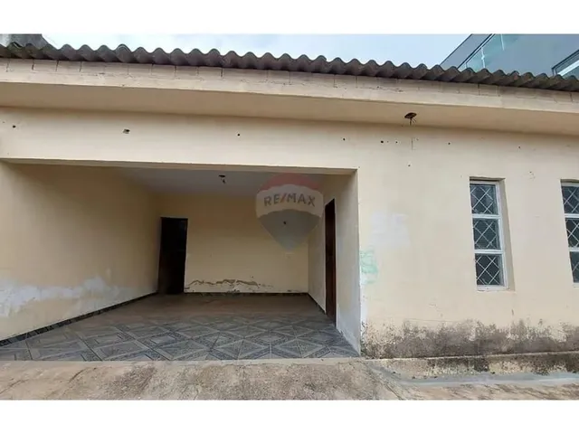 Imagem: A casa possui 3 Dormitórios, 2 Banheiros, 2 Vagas na