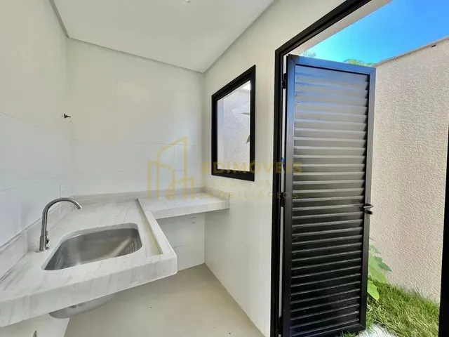 Imagem 12: Manguinhos: Casa Linear com Design Moderno e Ampla Área Social