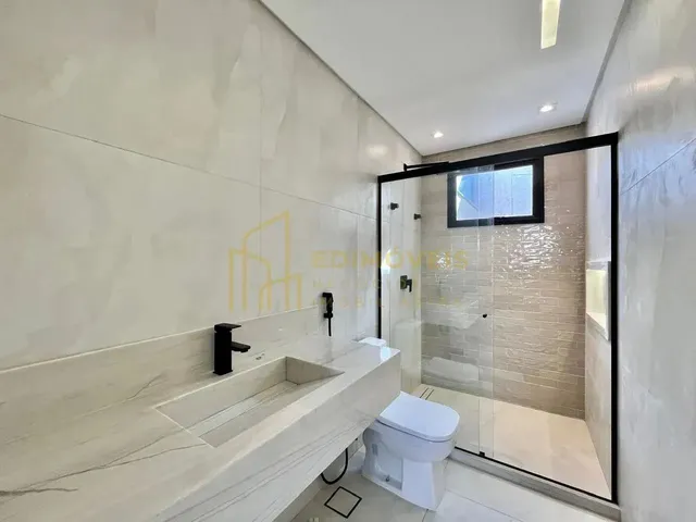 Imagem 6: Manguinhos: Casa Linear com Design Moderno e Ampla Área Social
