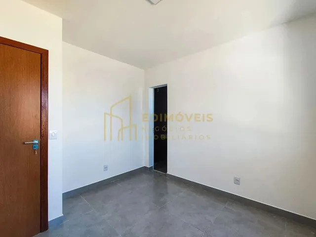 Imagem 5: Oportunidade Única: Casa Duplex com 2 Suítes no São Francisco Pronta para Morar!