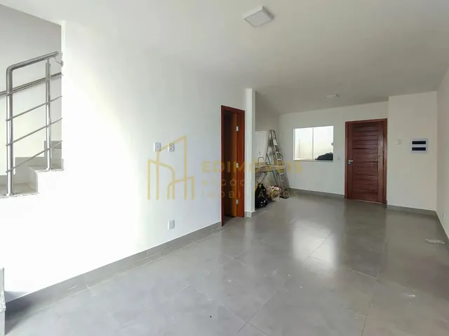 Imagem 2: Oportunidade: Casa Duplex com 2 Suítes no São Francisco Ideal para Quem Busca Espaço!