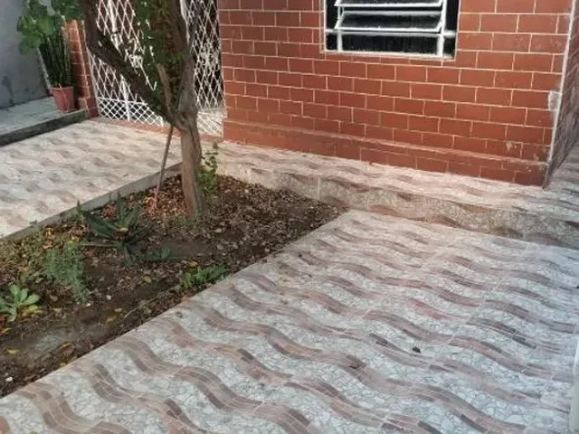 Imagem: A casa possui 4 Dormitórios, 2 Banheiros, 1 Vaga na