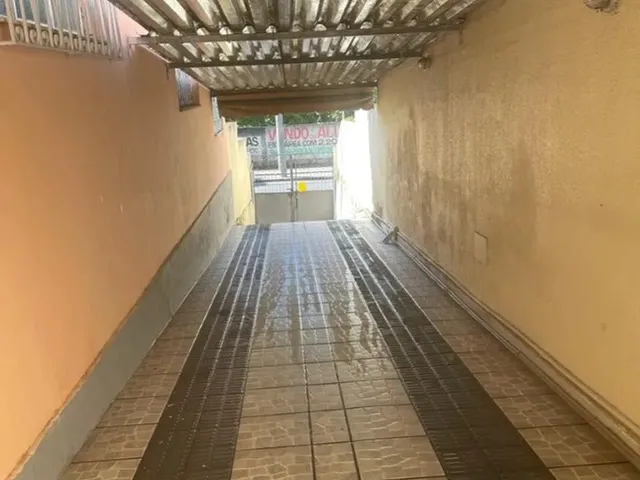 Imagem: A casa possui 3 Dormitórios, 2 Banheiros, 2 Vagas na