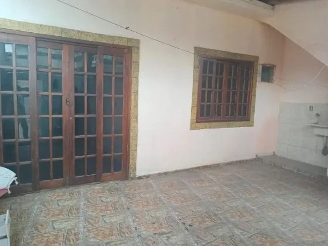 Imagem: A casa possui 1 Dormitório, 1 Banheiro, 1 Vaga na garagem