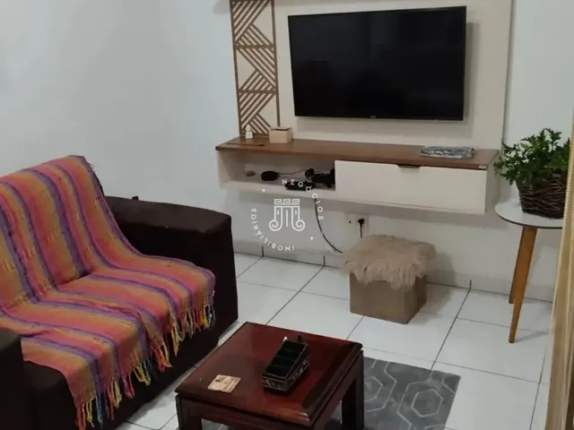 Imagem: A casa possui 3 Dormitórios, 2 Banheiros, 1 Vaga na
