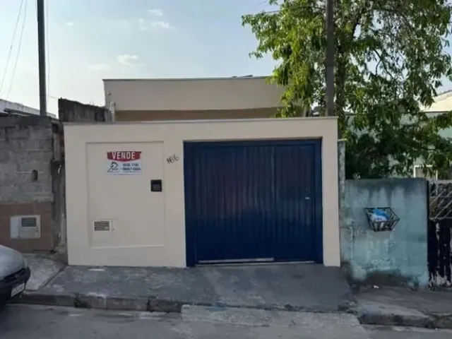Imagem: A casa possui 3 Dormitórios, 2 Banheiros, 1 Vaga na