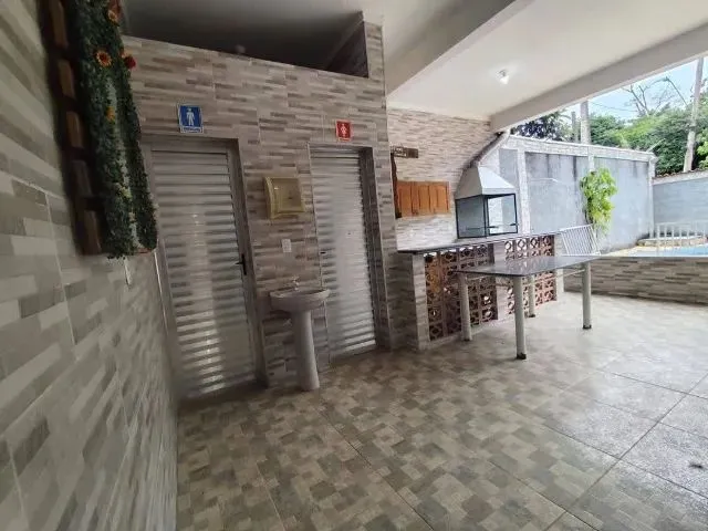 Imagem: A casa possui 2 Dormitórios, 3 Banheiros, 5 Vagas na