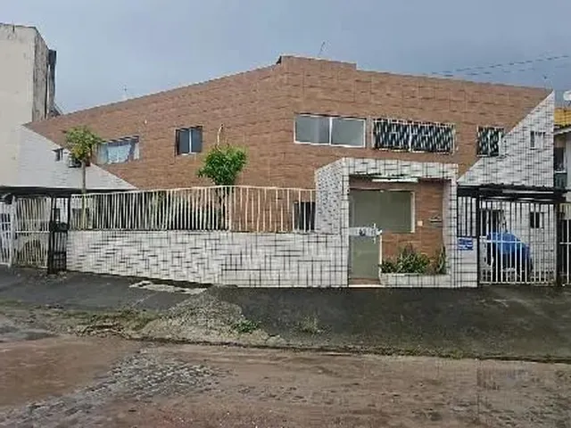 Imagem: O apartamento possui 3 Dormitórios, 1 Banheiro, 2 Vagas na