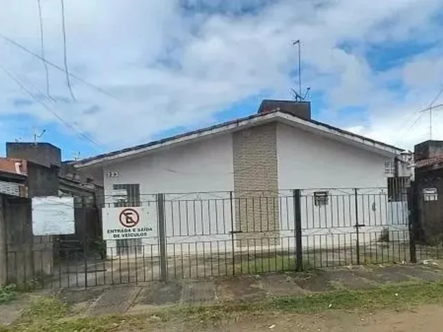 Imagem: A casa possui 3 Dormitórios, 1 Banheiro, 1 Vaga na