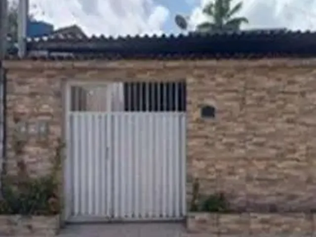 Imagem: A casa possui 3 Dormitórios, 1 Banheiro, 1 Vaga na