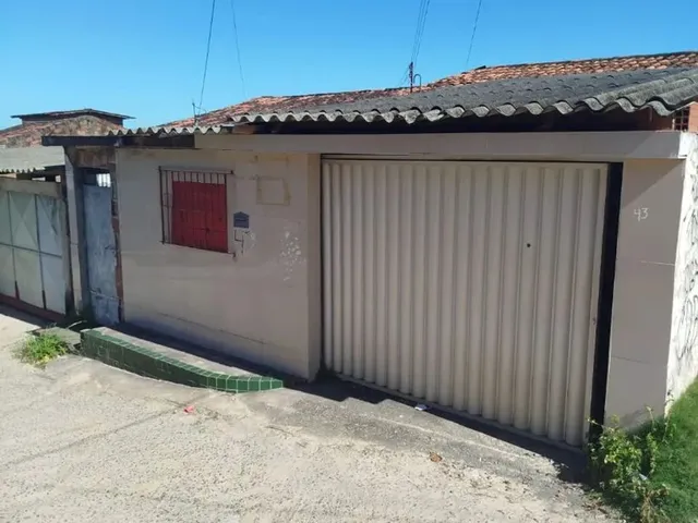Imagem: A casa possui 3 Dormitórios, 2 Banheiros e está