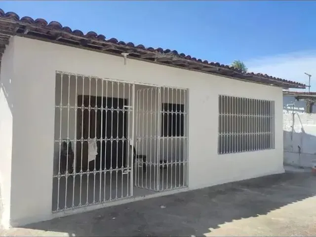 Imagem: A casa possui 2 Dormitórios, 1 Banheiro, 2 Vagas na