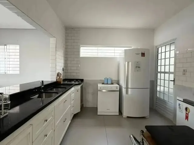 Imagem: A casa possui 3 Dormitórios, 1 Suíte, 2 Banheiros, 1 Vaga