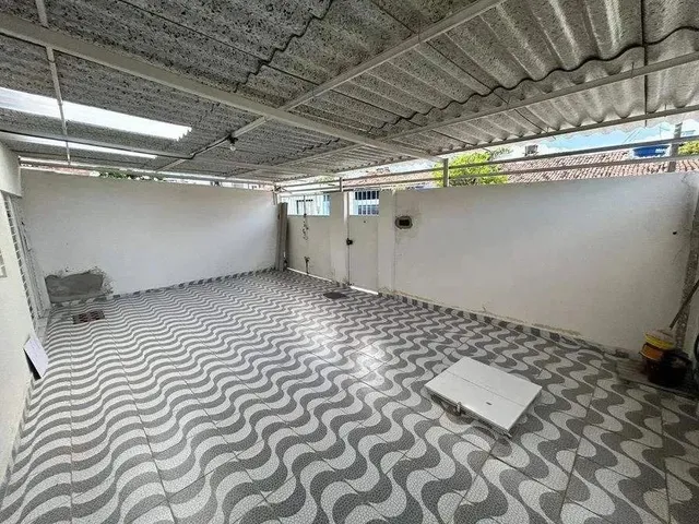 Imagem: A casa possui 3 Dormitórios, 1 Suíte, 2 Banheiros, 2