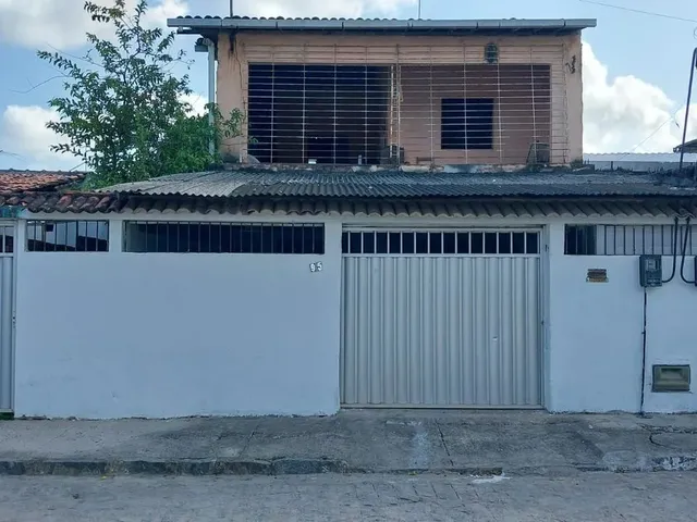 Imagem: A casa possui 4 Dormitórios, 2 Banheiros, 3 Vagas na