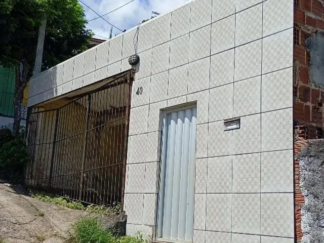 Imagem: A casa possui 3 Dormitórios, 1 Banheiro, 1 Vaga na