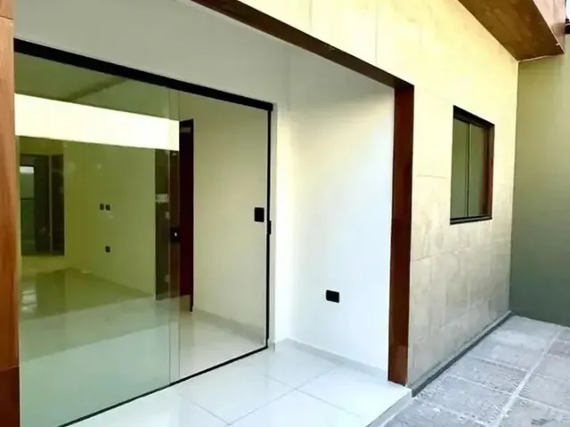 Imagem: A casa possui 3 Dormitórios, 1 Banheiro, 1 Vaga na