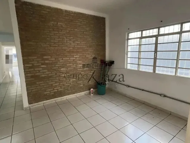 Imagem: A casa possui 5 Dormitórios, 3 Banheiros, 2 Vagas na