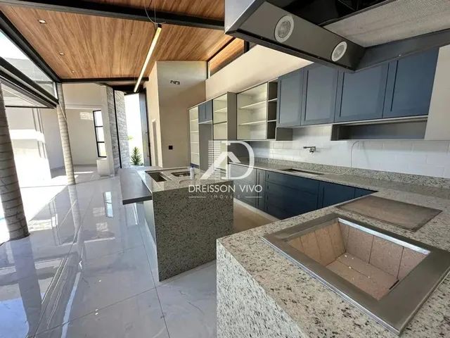 Imagem: A casa em condomínio possui 3 Dormitórios, 3 Suítes, 4