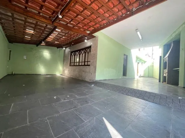 Imagem: A casa possui 3 Dormitórios, 1 Suíte, 2 Banheiros, 4