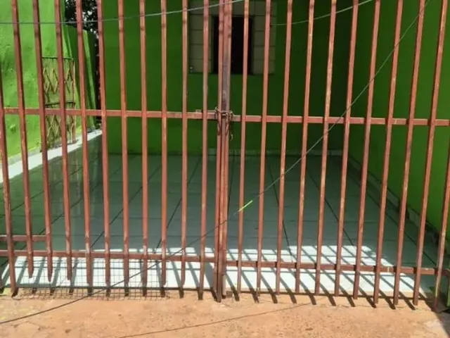 Imagem: A casa possui 1 Dormitório, 1 Banheiro, 1 Vaga na garagem