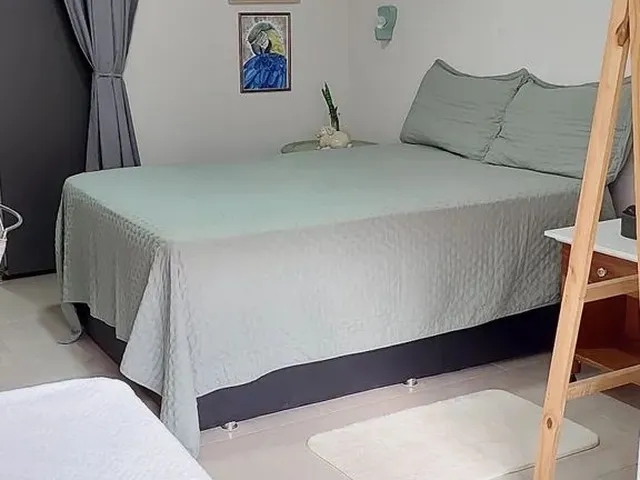 Imagem: A casa possui 1 Dormitório, 1 Banheiro, Acomodam 2