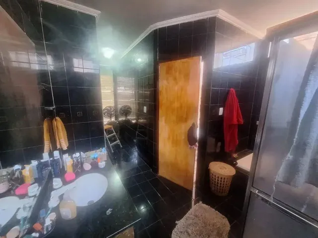 Imagem 6: Sobrado para Venda Possui 286 Metros Quadrados com 5 Quartos em Coopharádio - Campo
