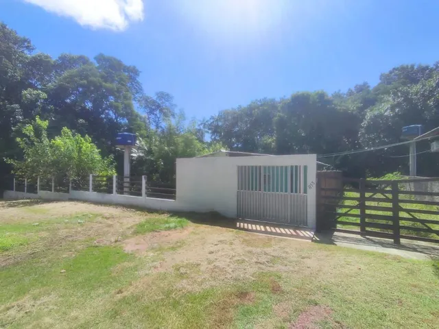 Imagem: A casa possui 4 Dormitórios, 2 Banheiros, 2 Vagas na