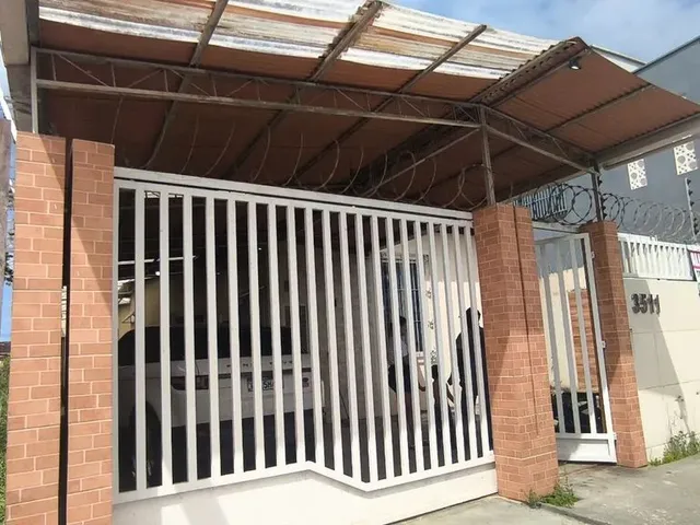 Imagem: A casa possui 1 Dormitório, 1 Banheiro, 1 Vaga na garagem,