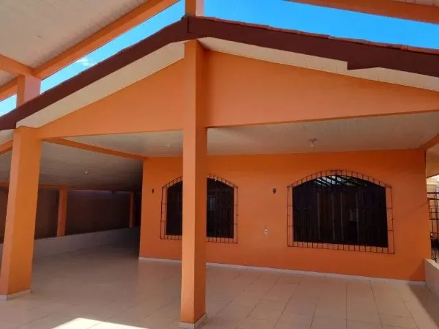 Imagem: A casa possui 3 Dormitórios, 1 Suíte, 3 Banheiros, 3
