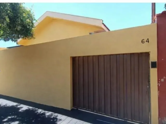 Imagem: A casa possui 2 Dormitórios, 2 Banheiros, 2 Vagas na