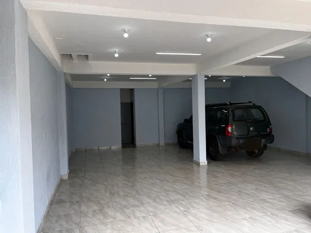 Imagem: Loja Comercial em Rua Movimentada - Cidade