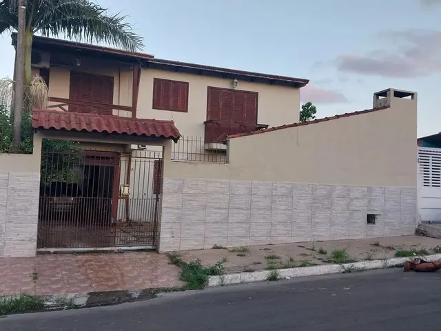 Imagem: A casa possui 5 Dormitórios, 3 Banheiros, 3 Vagas na