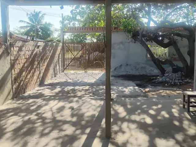 Imagem: A casa possui 2 Dormitórios, 1 Suíte, 2 Banheiros,