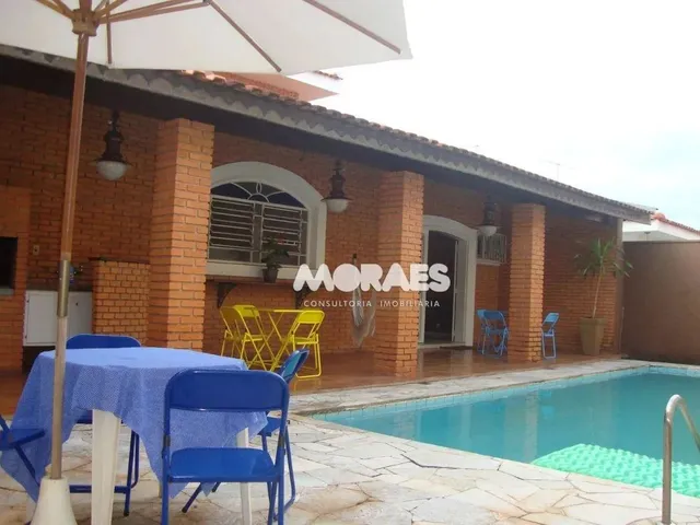 Imagem: A casa possui 5 Dormitórios, 3 Suítes, 5 Banheiros,