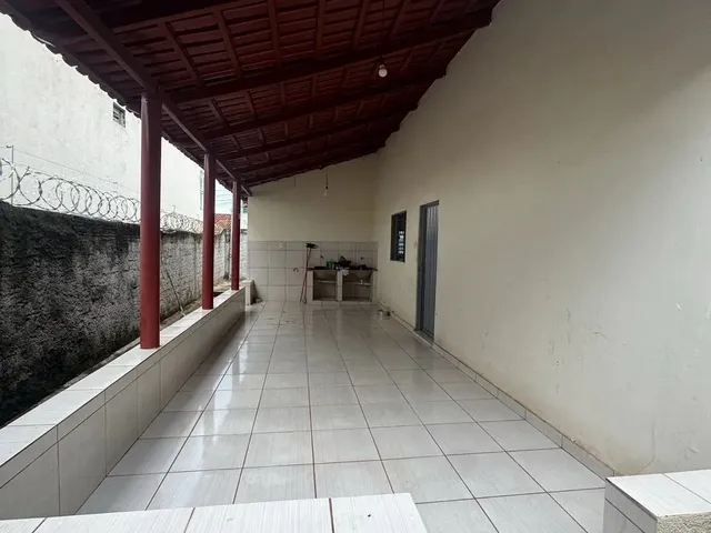 Imagem 3: Casa com Quintal Amplo e Varanda Coberta - Ótimo Espaço