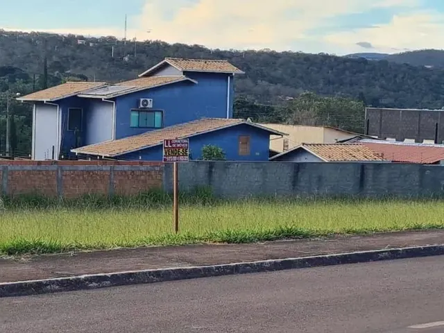 Imagem: O terreno possui 800m² de Área e está localizado em Alto
