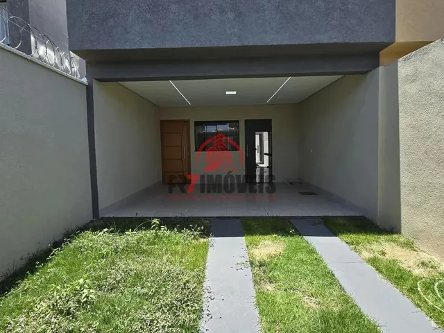 Imagem: A casa possui 3 Dormitórios, 1 Suíte, 1 Banheiro, 2 Vagas