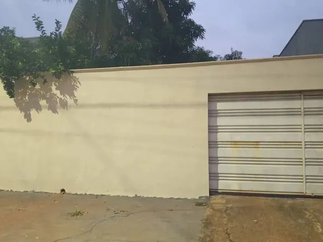 Imagem: A casa possui 3 Dormitórios, 1 Banheiro, 3 Vagas na