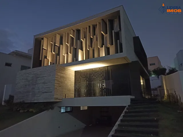 Imagem 2: Casa Duplex para Venda, 4 Suítes, 5 Banheiros, Área Total de 300 m², em Condomínio