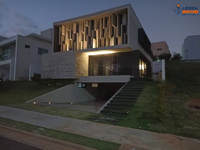 Imagem 3: Casa Duplex para Venda, 4 Suítes, 5 Banheiros, Área Total de 300 m², em Condomínio