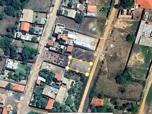 Imagem: Terreno com Alicerce para Venda Possui 450