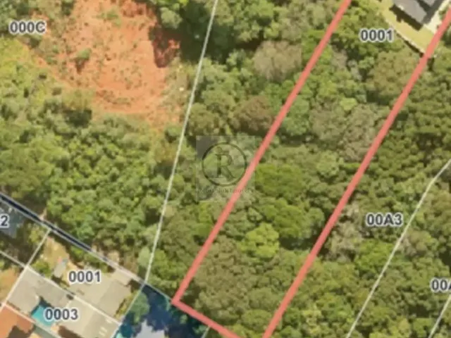 Imagem 3: Terreno Predominantemente Plano em Formato Retangular, Região Residencial em Colombo