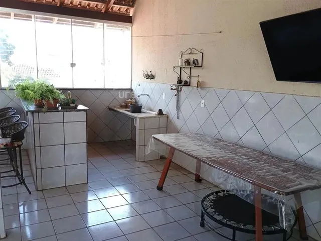 Imagem 16: Casa Residencial e Comercial com 460,33 M², 4 Quartos, Sendo 1 Suíte, Localizada No