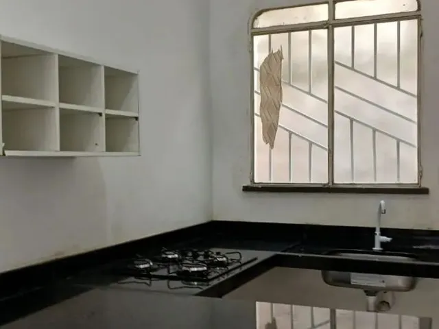 Imagem 2: Imóvel com Renda | Casa + 2 Kitnets + Prédio em Construção