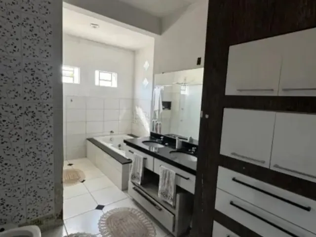 Imagem 10: Vendo Casa - 480M2 - 3Q - 4Bh - Jardim Itália - Placa Solar - Piscina - Rua Sem Saida