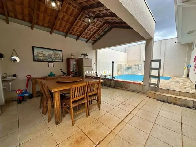 Imagem: Casa com 3 Quartos e 4 Banheiros À Venda