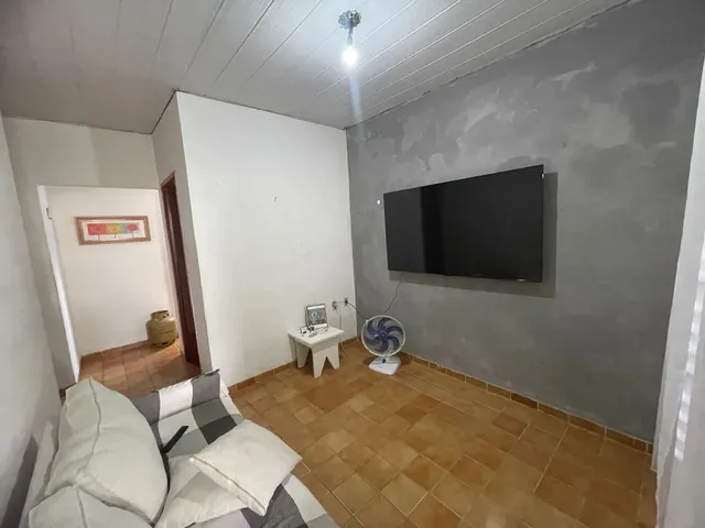 Imagem: A casa possui 2 Dormitórios, 2 Banheiros e está